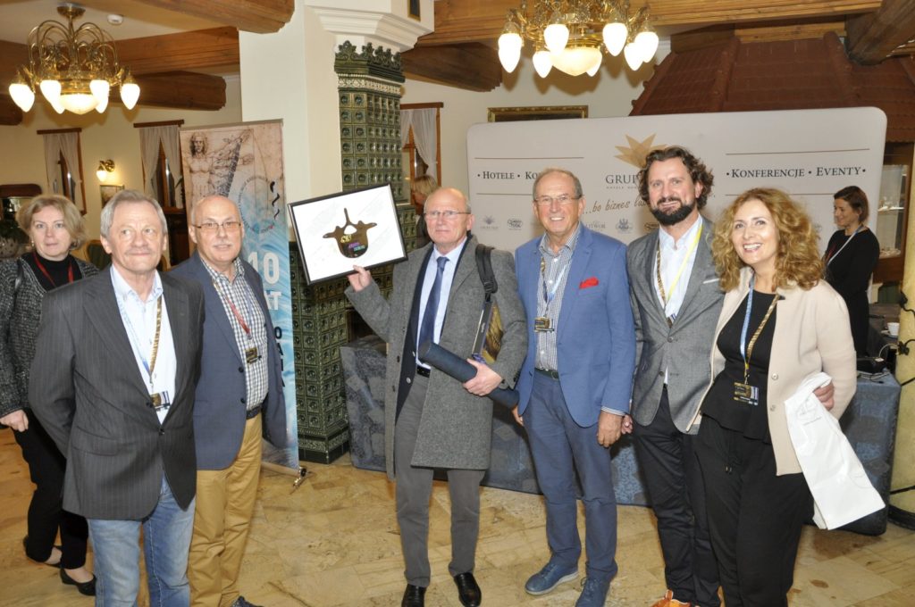 Zespół LfC z prezesem Lechosławem F. Ciupikiem wręcza pamiątkę prof. Danielowi Zarzyckiemu z okazji 85-lecia Uniwersyteckiego Szpitala Ortopedyczno-Rehabilitacyjnego w Zakopanem