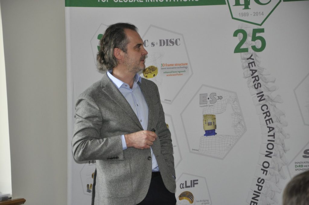 Przedstawienie przez prof. R. Gasika własnych doświadczeń klinicznych w stabilizacjach biodrowo-krzyżowych.